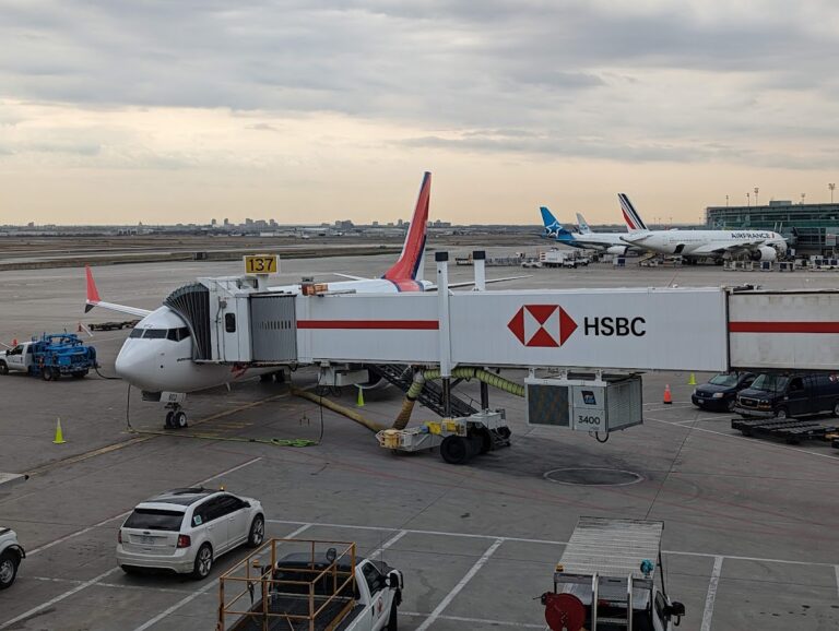 Voici comment c était à bord du vol inaugural de Lynx Air le nouveau