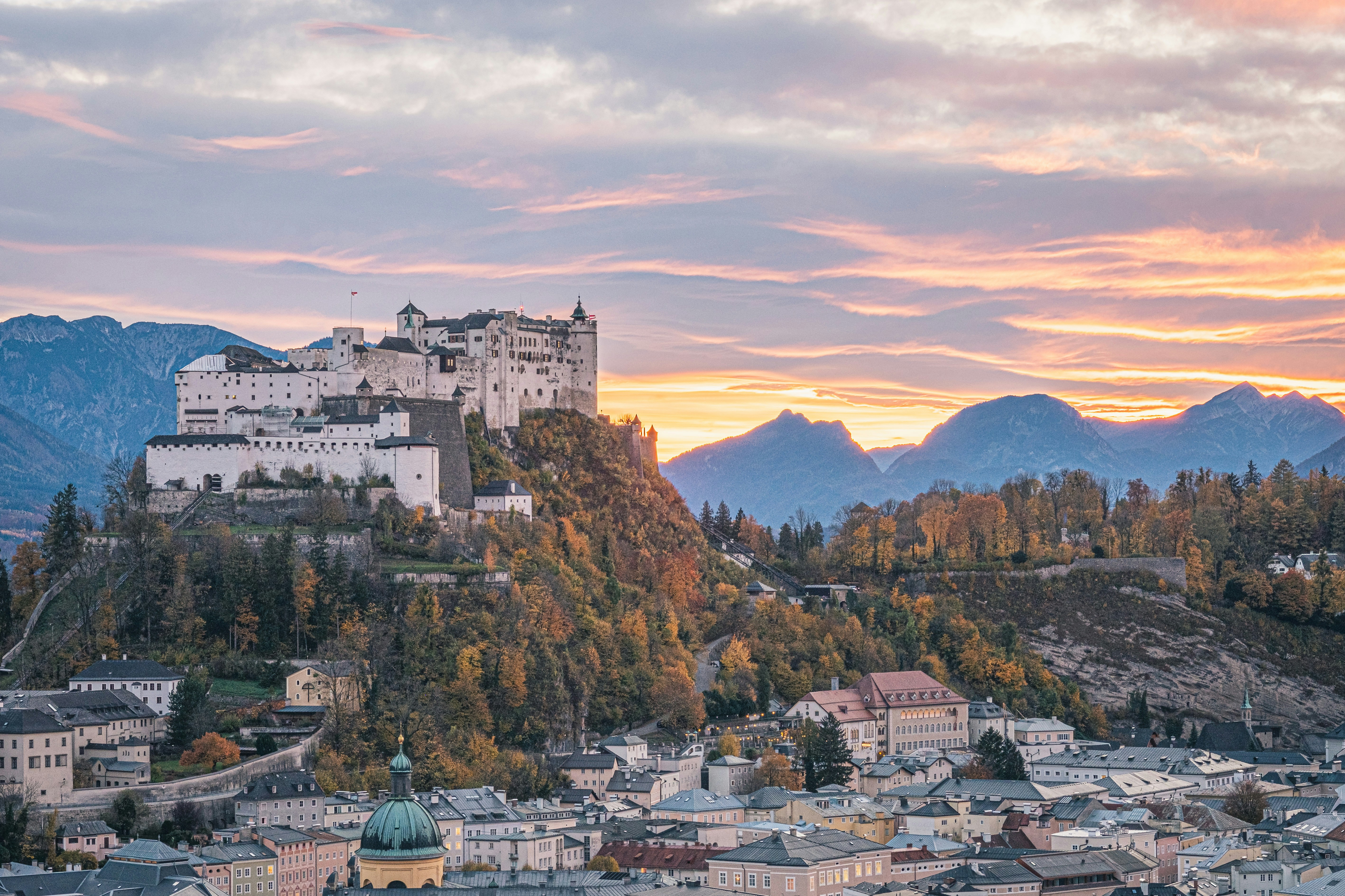 Roundtrip flight Vancouver - Salzburg for $790