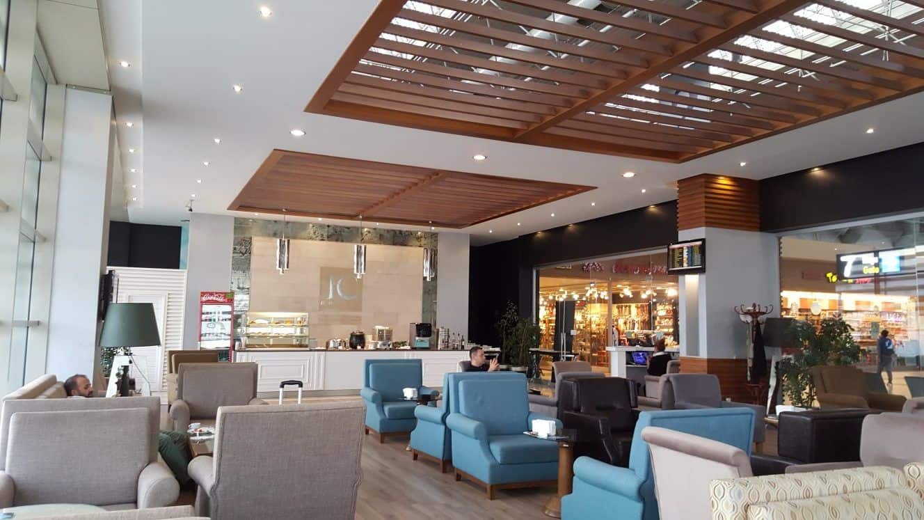 You are currently viewing Here’s What It’s Like Inside Airport Lounges