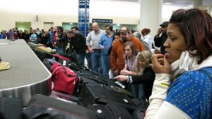 Read more about the article Un employé d’aéroport a admis avoir intentionnellement envoyé des bagages n’importe où