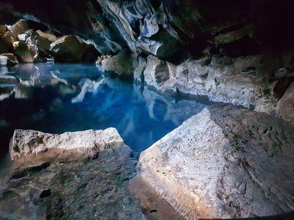 La grotte Grjotagja