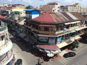 Read more about the article Comment je suis tombé sous le charme avec la ‘vibe’ de Phnom Penh, un chaos organisé aussi séduisant que surprenant