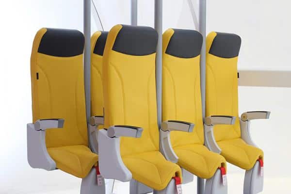 You are currently viewing Des sièges d’avion pour voyager semi-debout présentés à un salon d’aéronautique