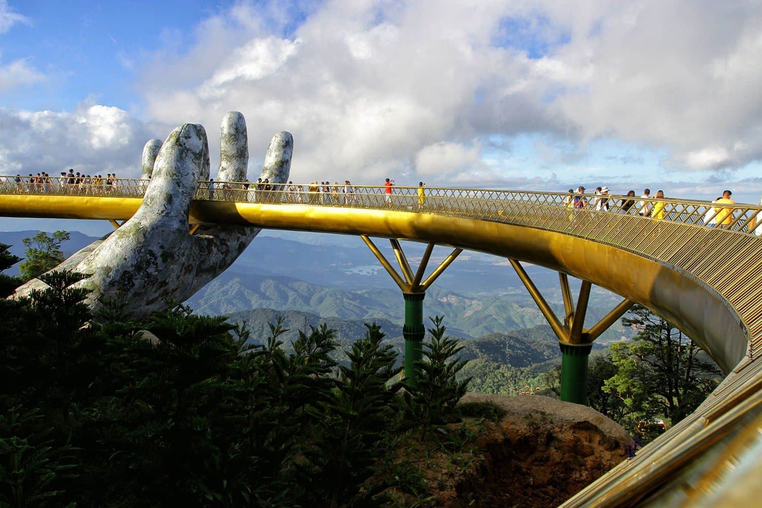 You are currently viewing An Incredible Bridge Supported By Giant Hands Just Opened In Vietnam