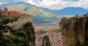Read more about the article The Hanging Monasteries Of Meteora, Greece