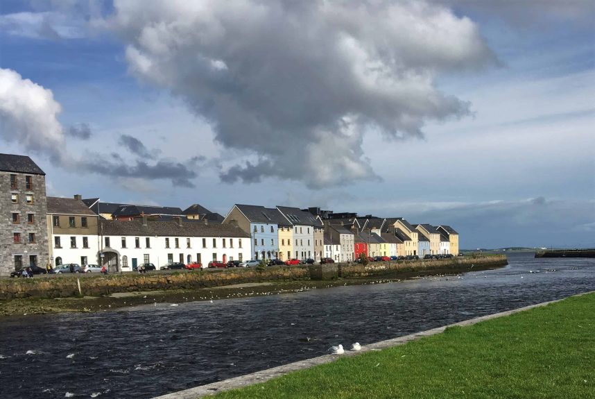 Des petites maisons colorées longent l'eau.