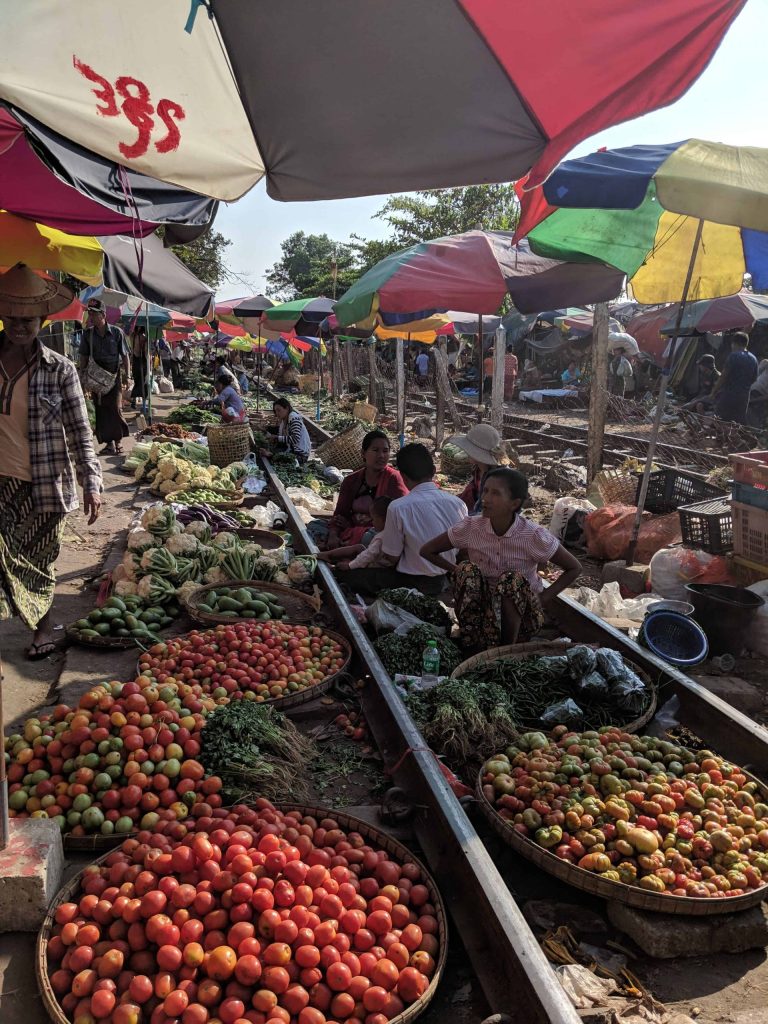 Marché sur rails à Yagon