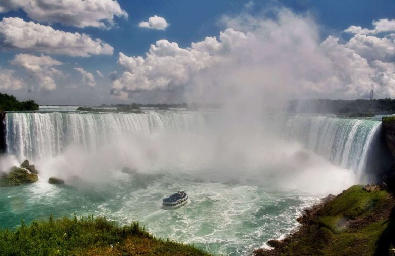Chute D Eau A La Frontiere Canado Americaine