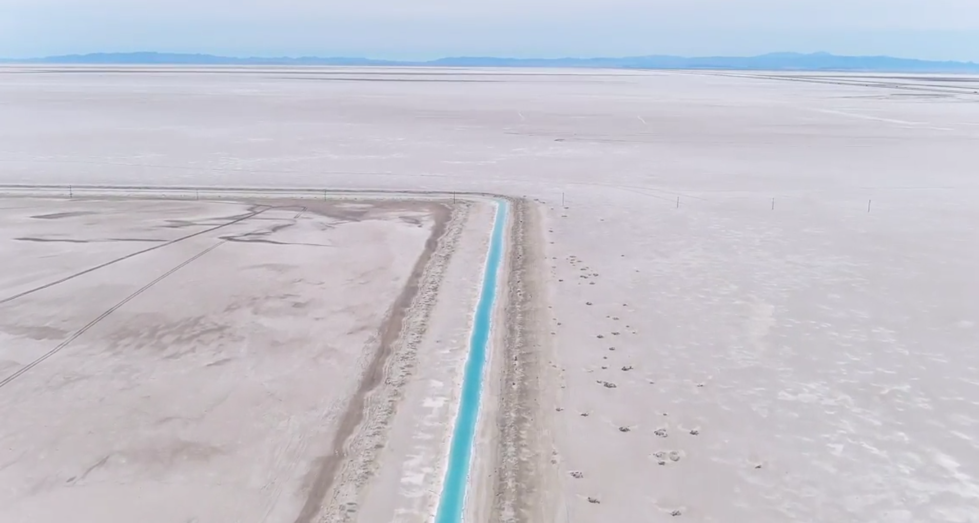 Utah's Beautiful Blue Canal That Is Going Viral Could Actually Be "Unsafe" - Flytrippers