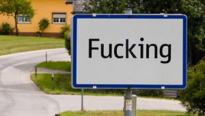 Read more about the article Fucking, Autriche vote pour un nouveau nom (et 31 autres villes importantes qui ont changé de nom)