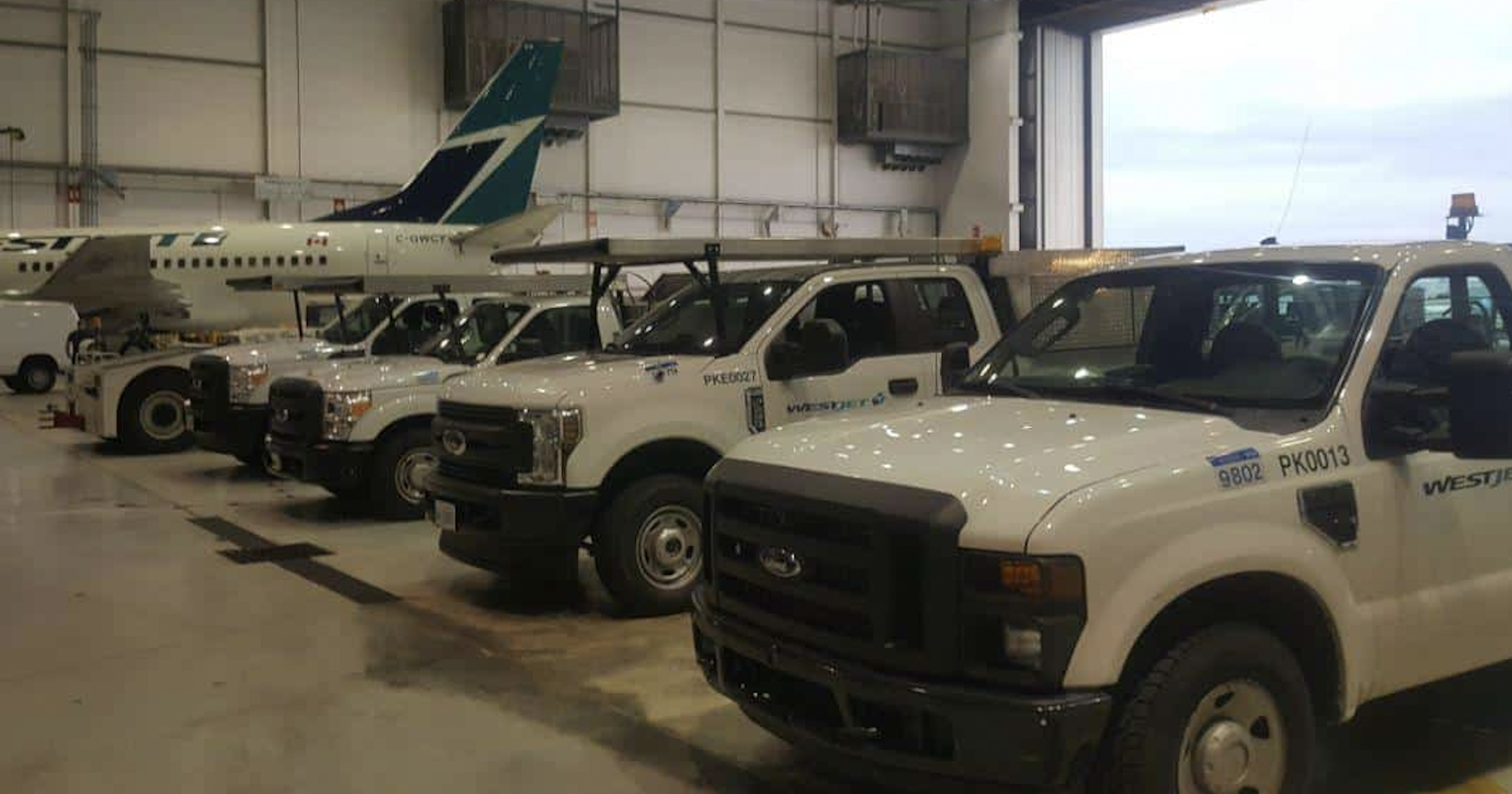 You are currently viewing 10 pictures from my visit of a WestJet hangar