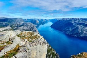 Read more about the article La falaise du Preikestolen en Norvège: un endroit accessible et magnifique