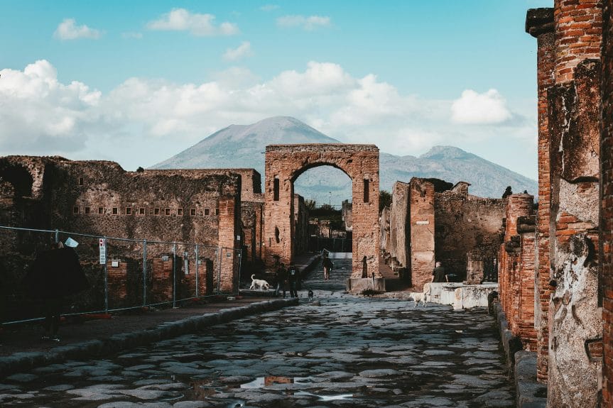 Pompeii-center-with Mount-Vesuvius-in-the-background