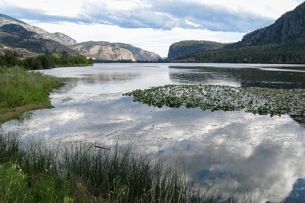 Spotted Lake in BC: an ancestral and spectacular wonder - Flytrippers