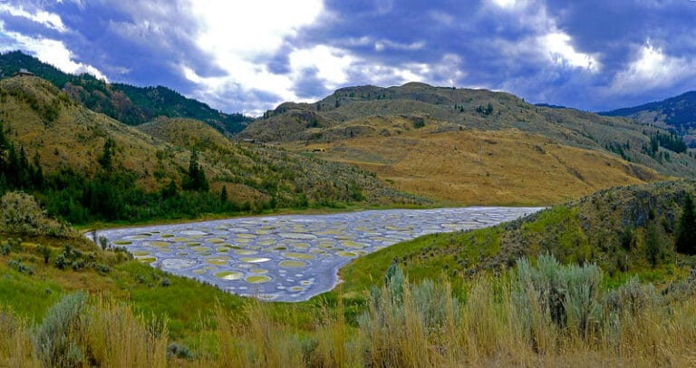 Spotted Lake in BC: an ancestral and spectacular wonder - Flytrippers