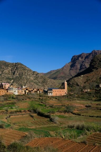 Un village au milieu de la chaîne de montagnes de l'Atlas au Maroc.