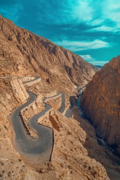 Une série de gorges d'oueds accidentées creusées par une rivière à Ouarzazate, au Maroc.