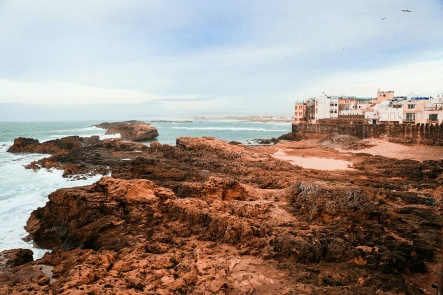 Bâtiments en béton blanc sur le côté de la plage à Essaouira, au Maroc. 