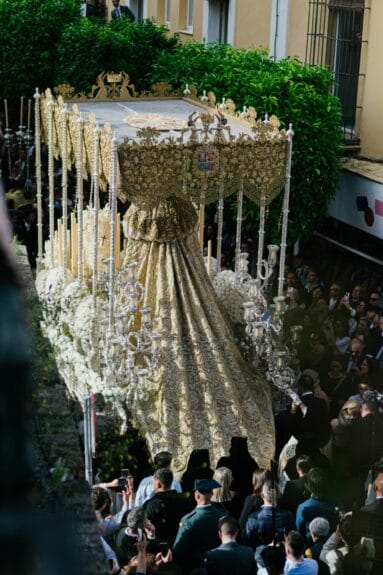Procession religieuse avec un char orné à Sevilla, Espagne.