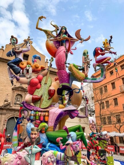 Sculptures géantes en papier mâché pendant Las Fallas à Valencia, Espagne.
