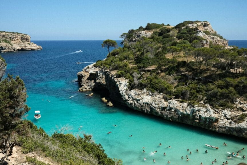 Un groupe de personnes qui nagent dans une étendue d'eau à Mallorca, Espagne.