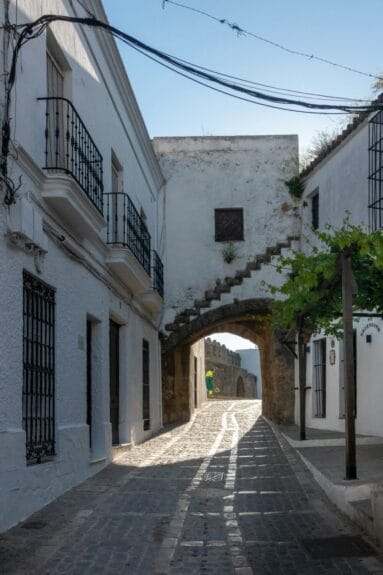 Une rue avec des maisons blanches à Vejer de la Frontera, Andalousie, Espagne.
