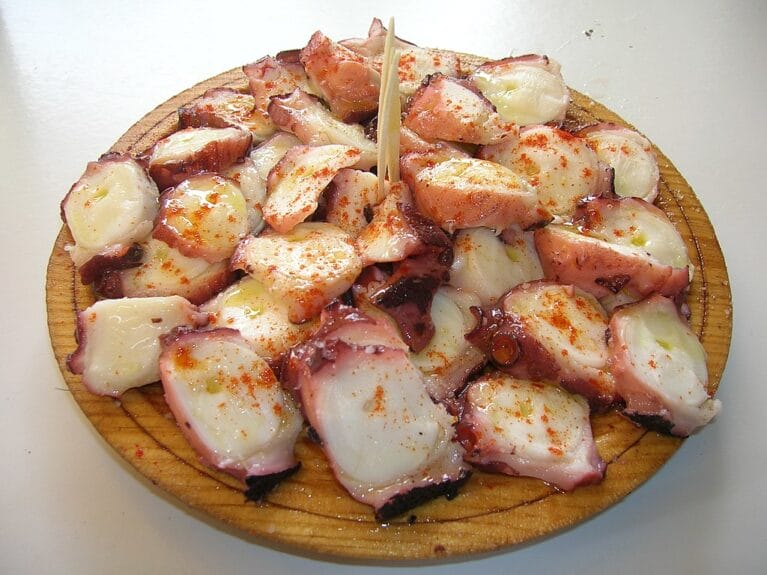 Une assiette de pulpo a la gallega.