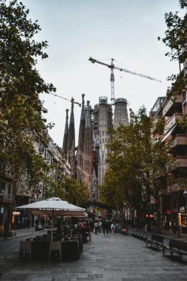 Des gens qui marchent dans la rue près de la Sagrada Familia à Barcelona, Espagne.